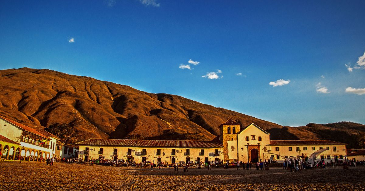 Vista colonial de Villa de Leyva, ideal para visitar con mascotas. 